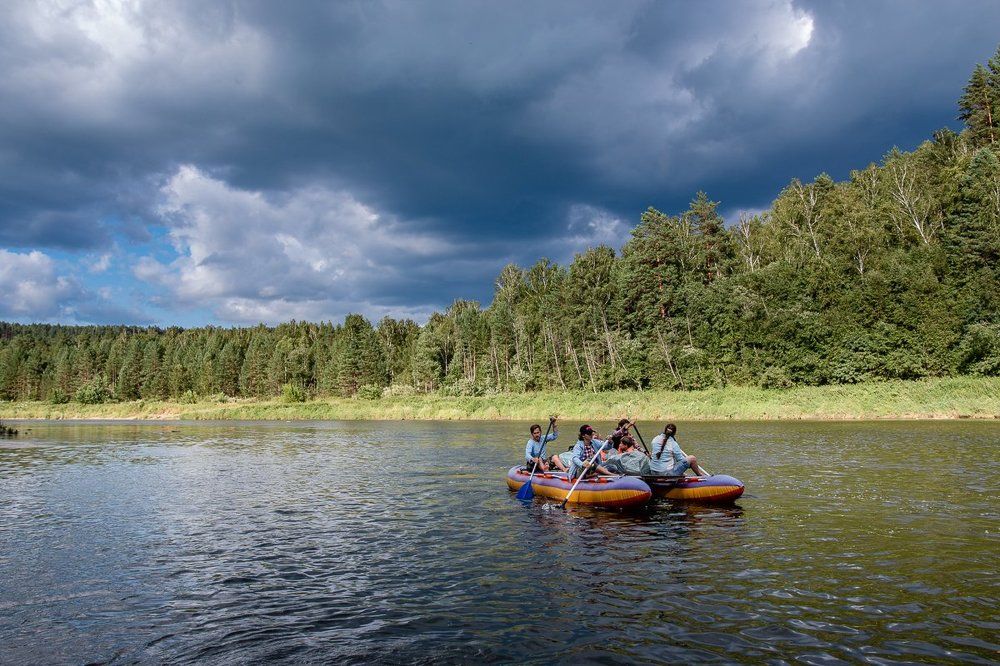 вниз по реке
