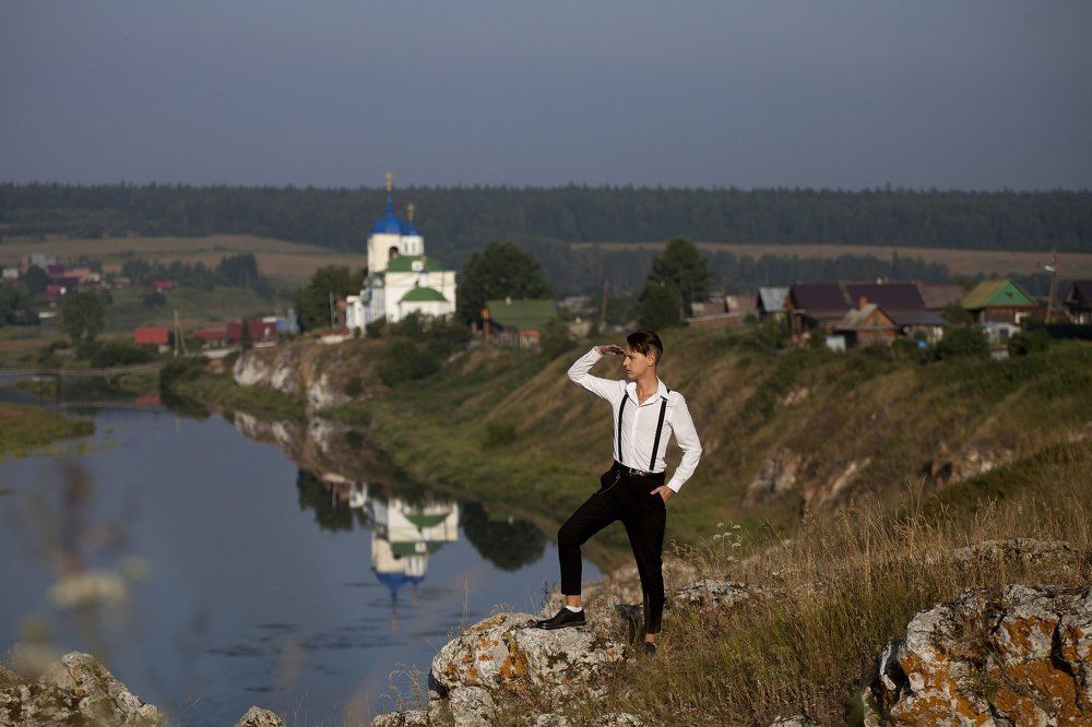 Дима и вид на церковь и село Слобода