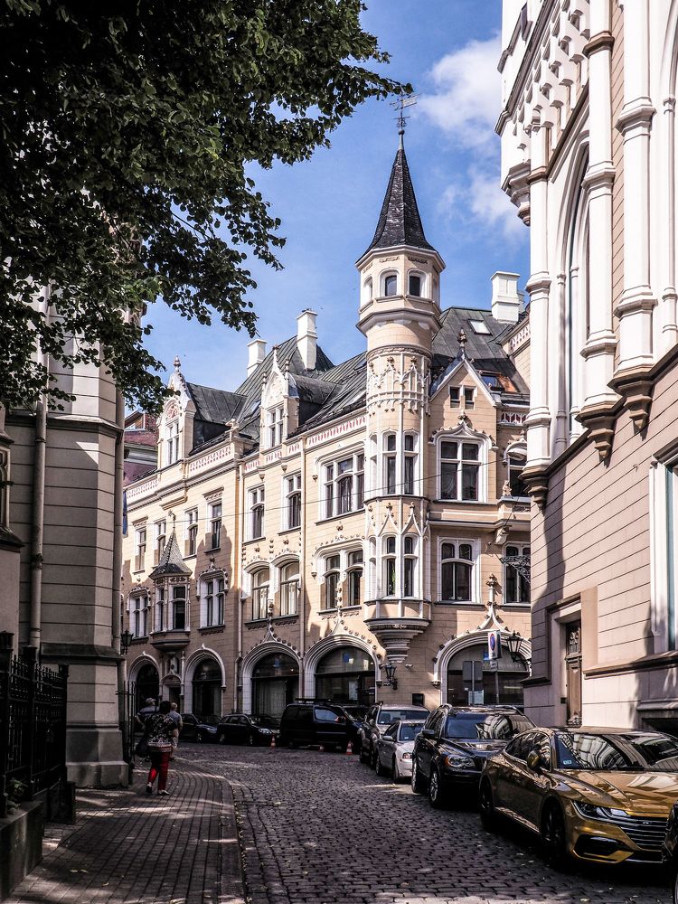 Дом с башенкой.