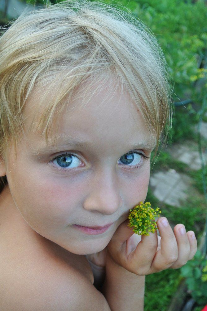 Полинка на даче