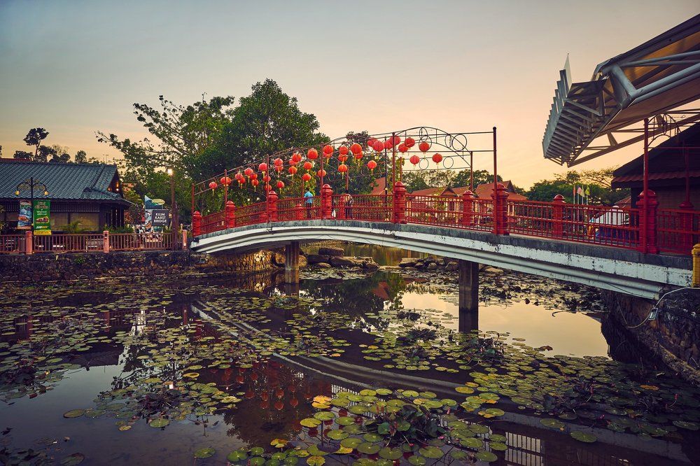 Китайский мостик с красными фонарями