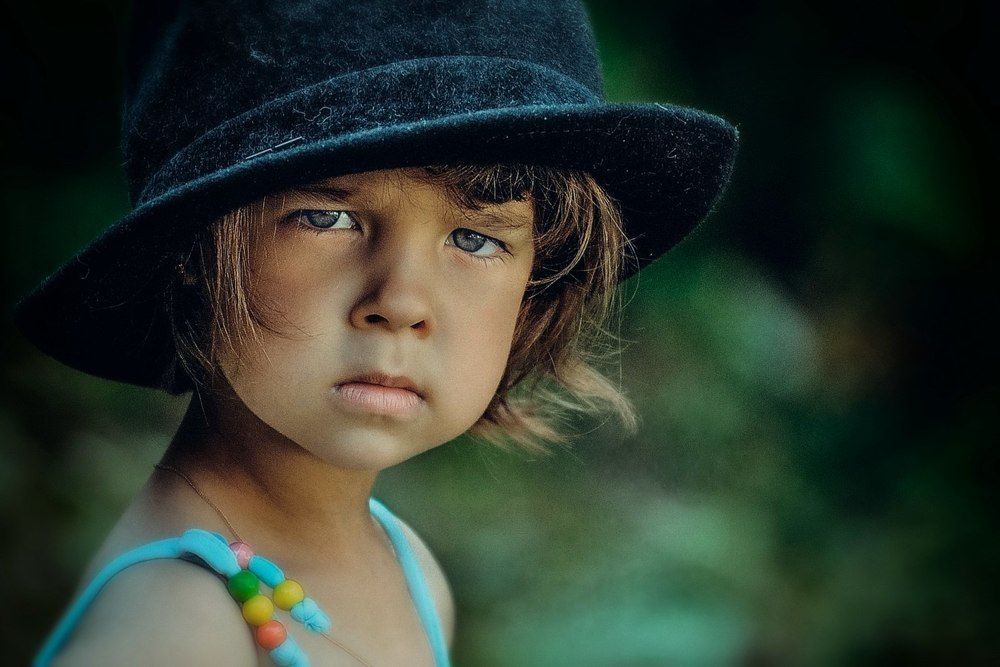 Я веселая, когда снимаю шляпу  (I'm cheerful when I take off my hat)