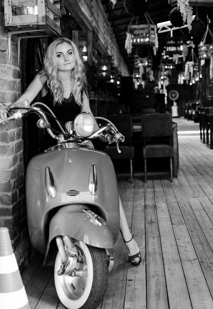 Блондинка и мопед :)