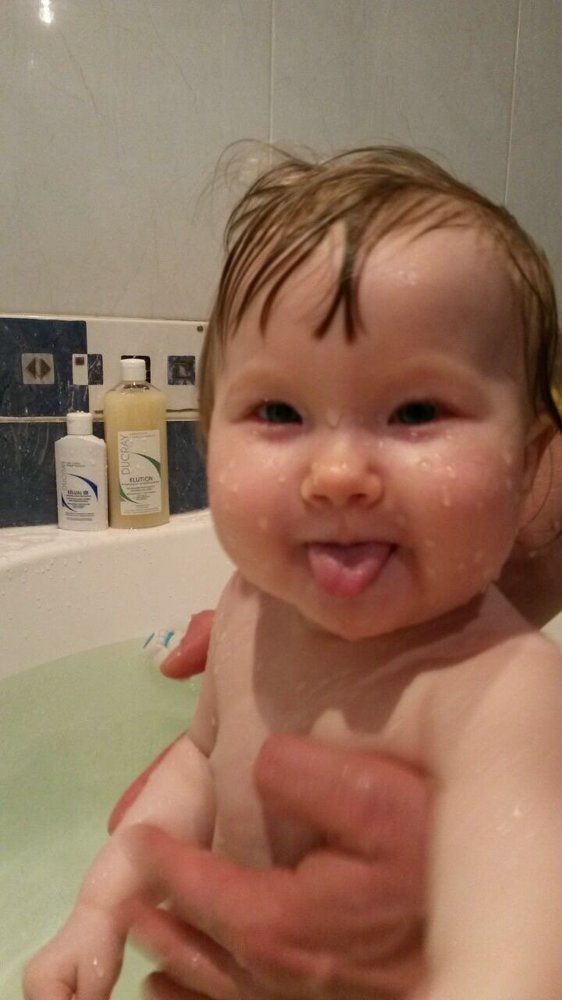 Внучка купается