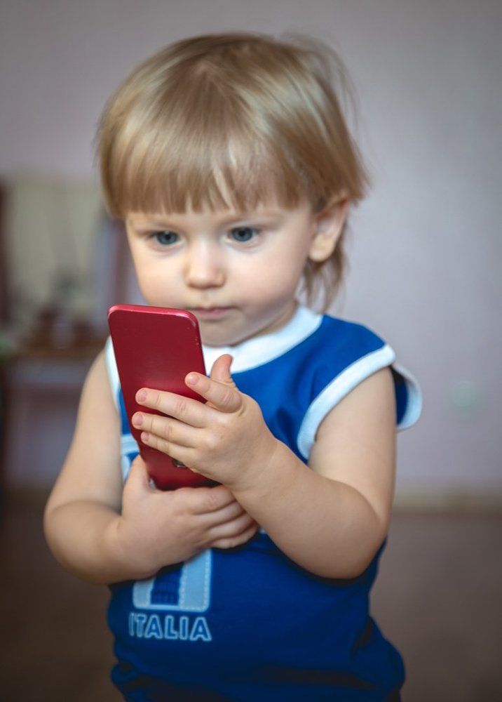 Старшему брату поздравления, а мне телефон...