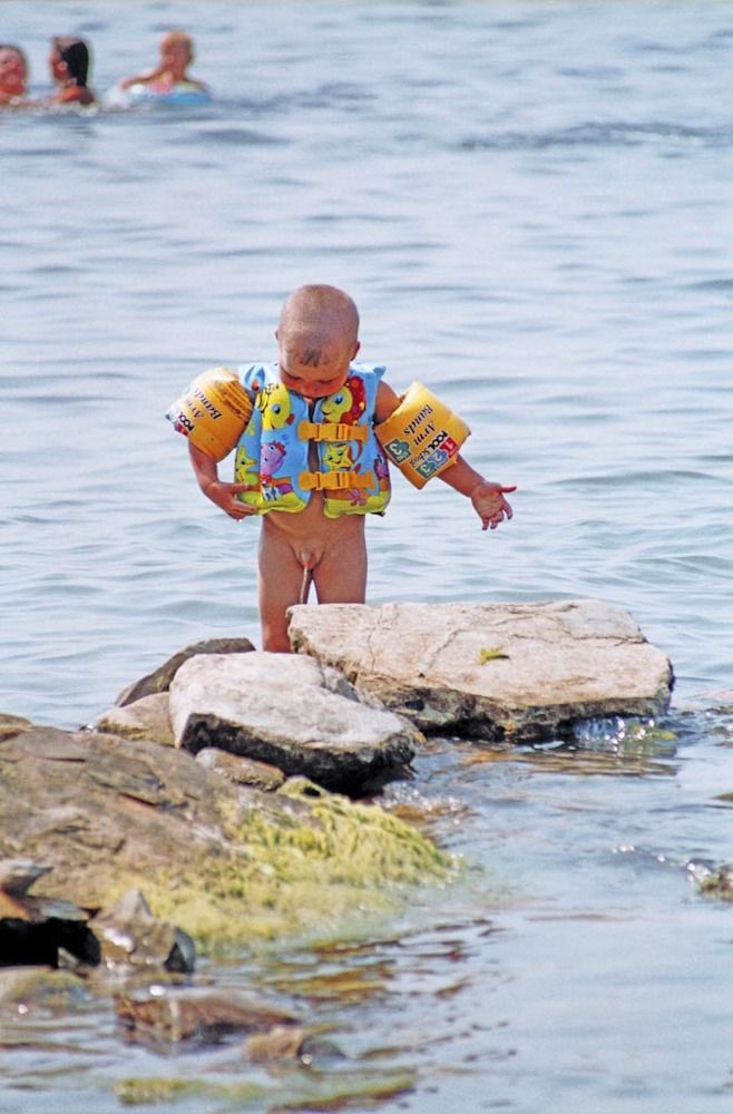 Под лежачий камень.