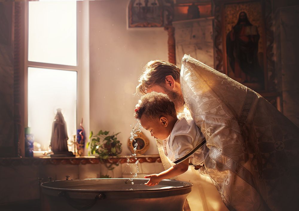 Крещение младенца.