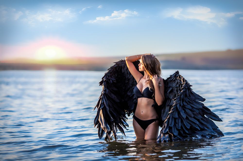 Девушка с черными крыльями