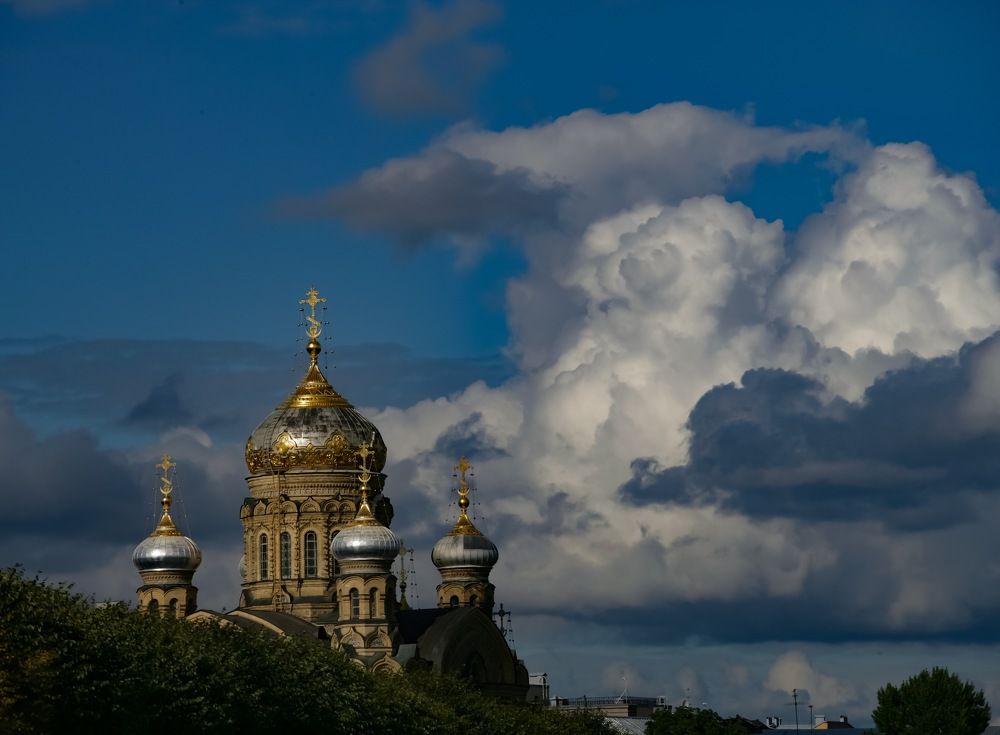 Питер это - тяжёлые тучи и золотые купола ...