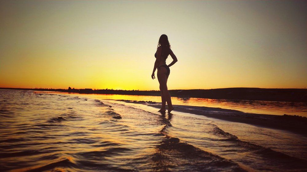 Закат и девушка