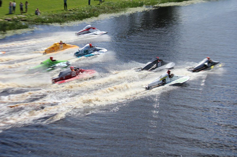 Гонки на воде.