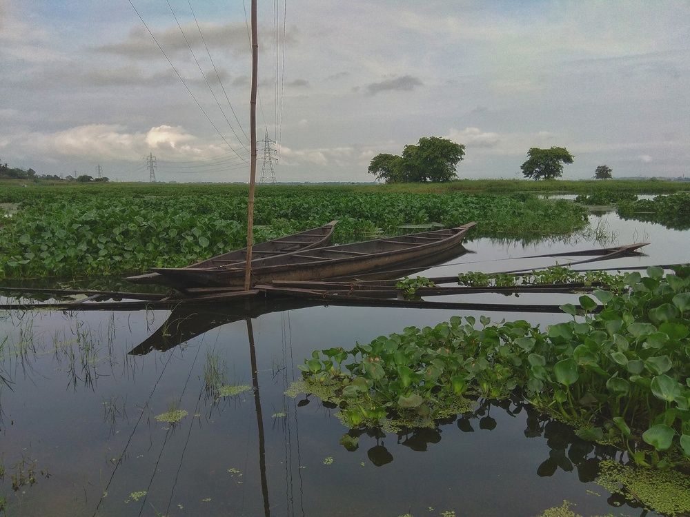 Mise en scène by the lake side.