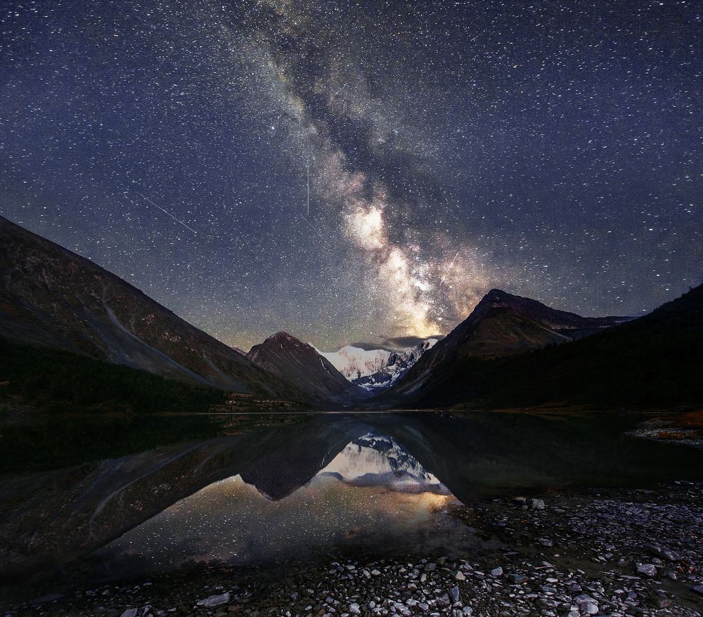 Над Алтаем ночь