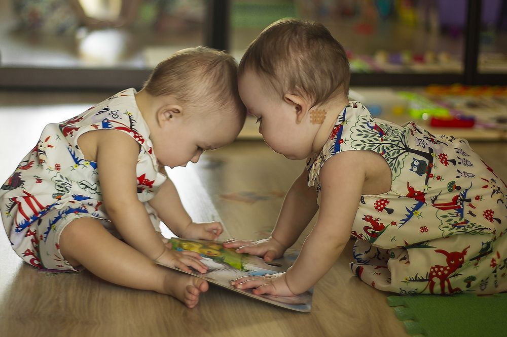 Хорошо вдвоем с сестрой читать!