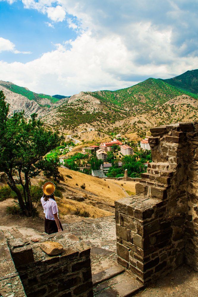 По Генуэзской крепости