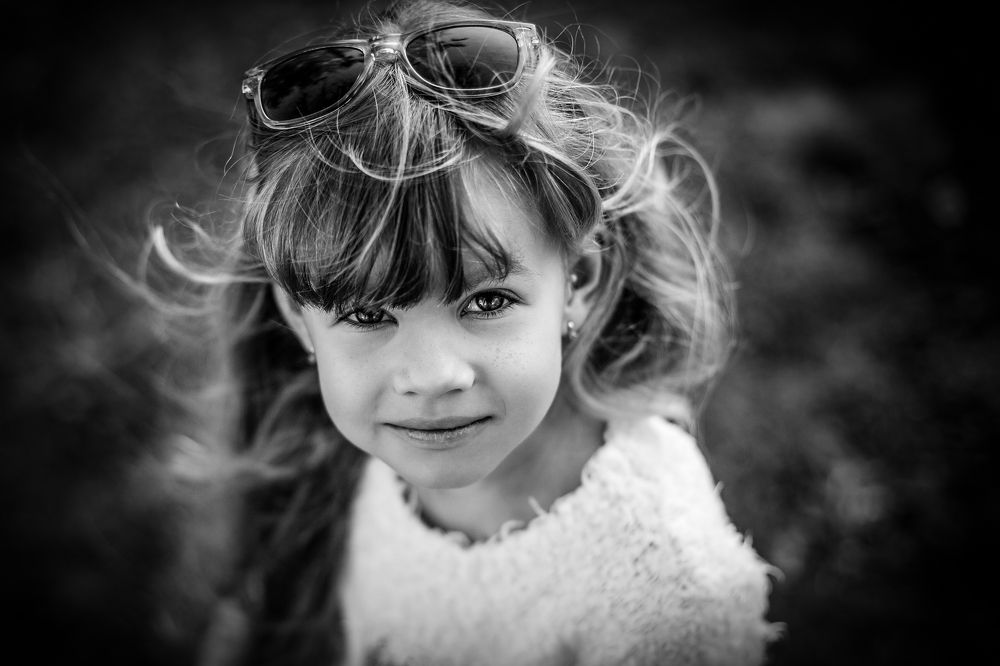 смотря в мои глаза