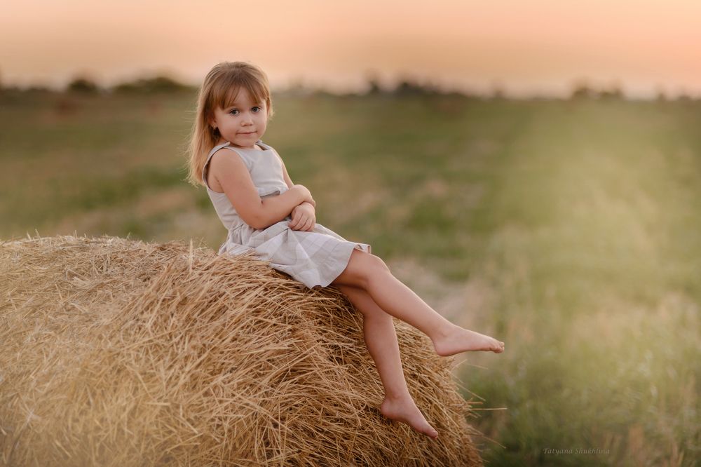 Девочка на сене