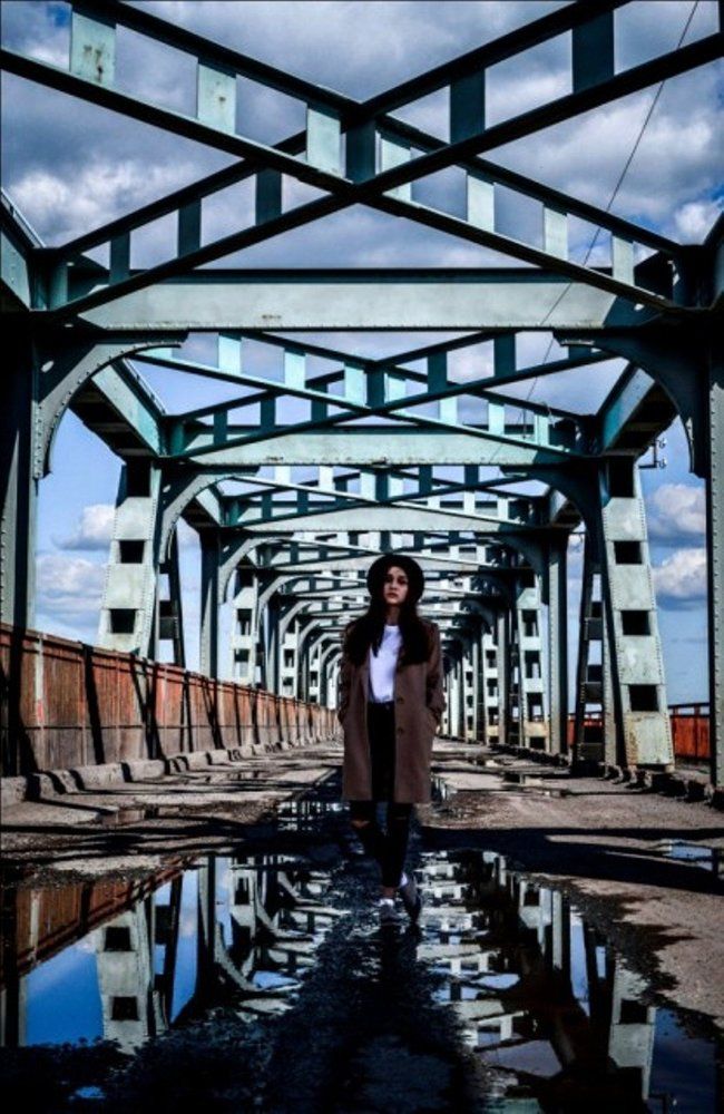 Девушка на 100-летнем мосту