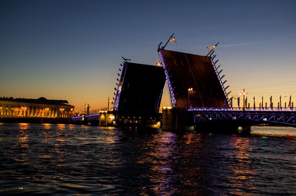 Дворцовый мост в Санкт-Петербурге