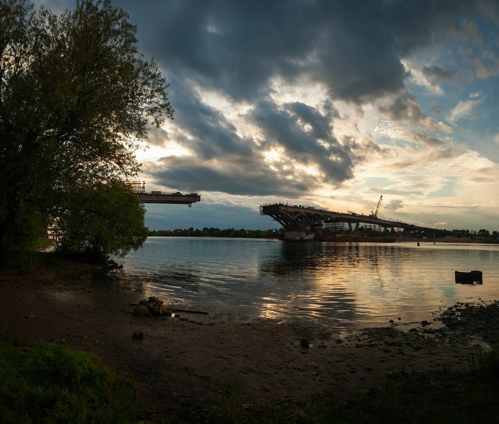 Соединяют берега мосты.