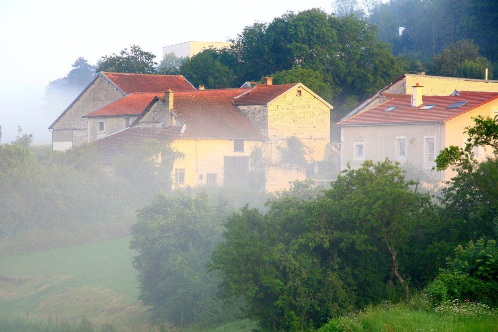 Живописная французская деревня ранним утром