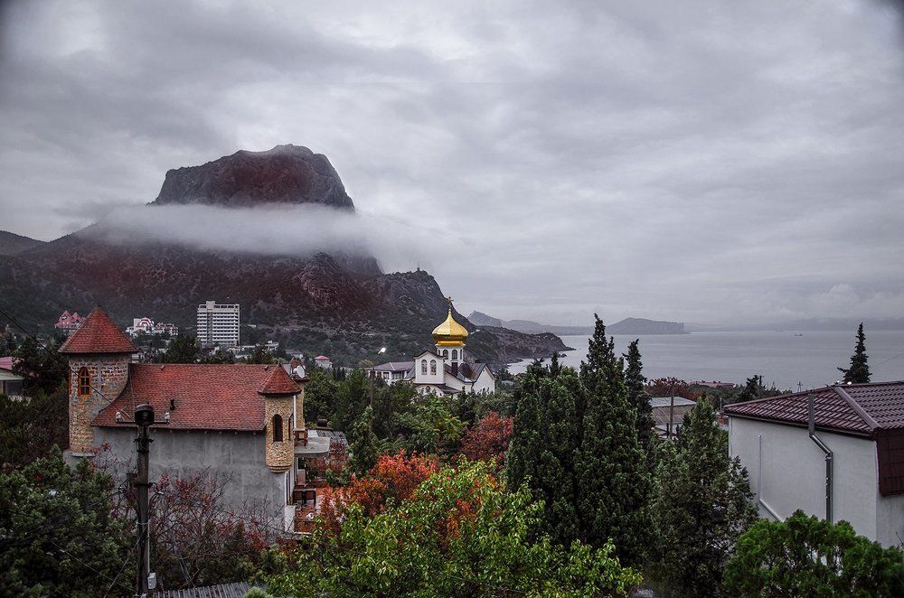 Ночевала тучка золотая на груди утёса великана