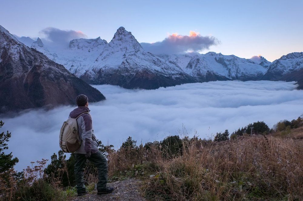 Сттранник над морем облаков