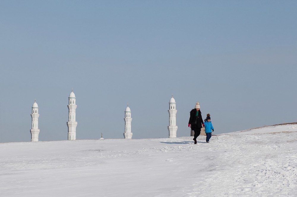 Девушка с ребенком на фоне соборной мечети Хазрет Султан