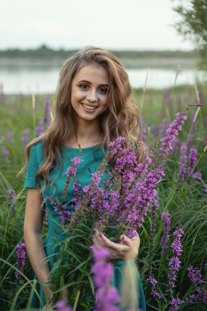 Девушка с букетом полевых цветов