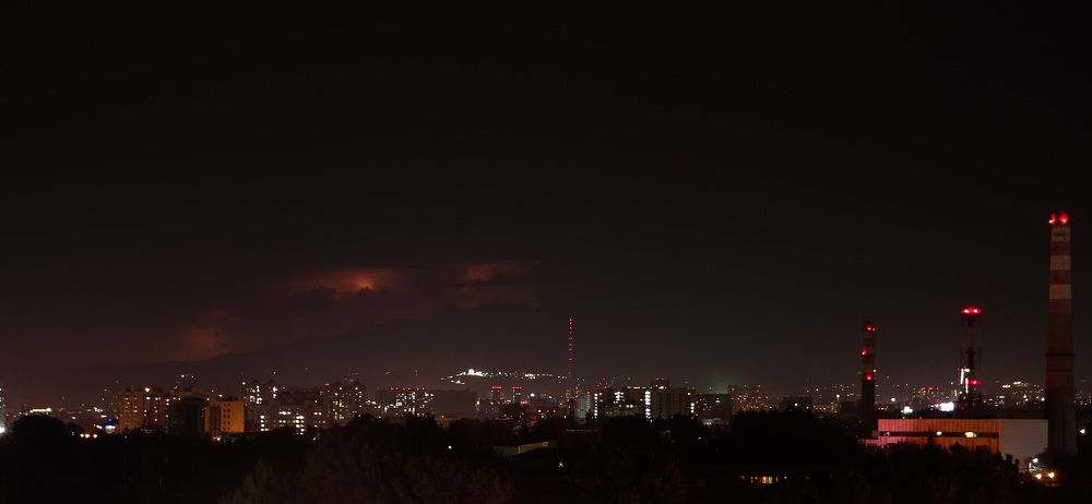 Причудливые узоры молнии над городом Алматы