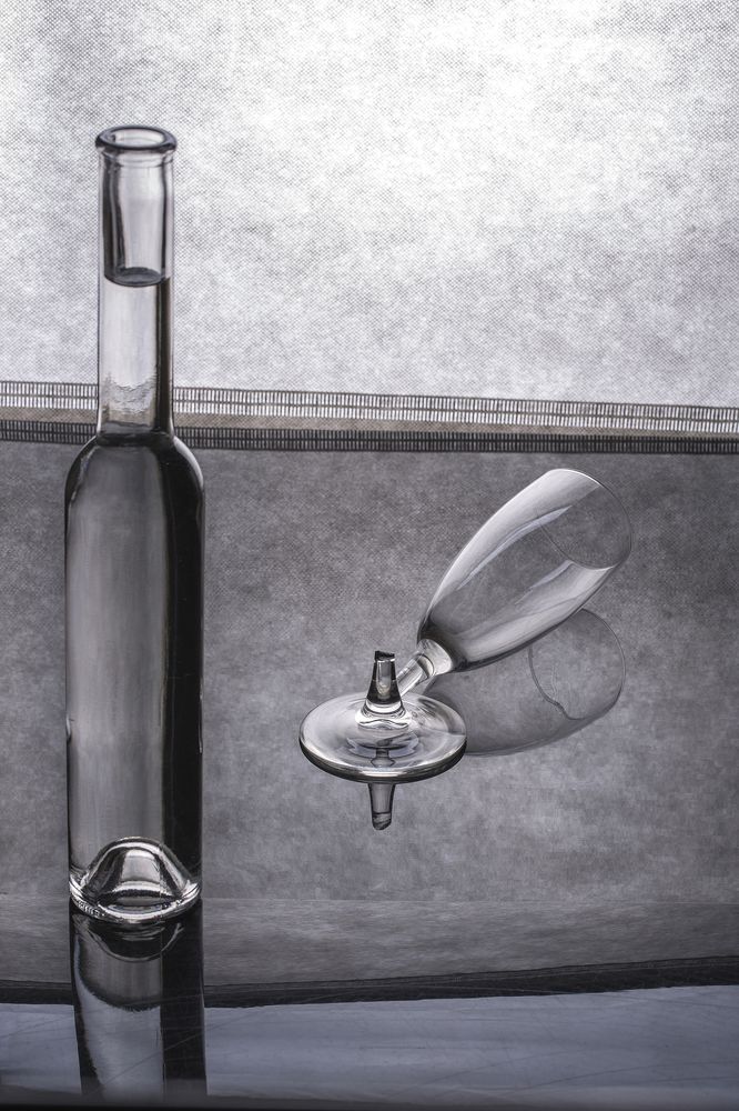 Натюрморт со сломанным бокалом