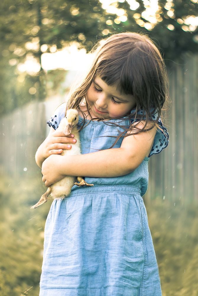 Девочка с утёнком