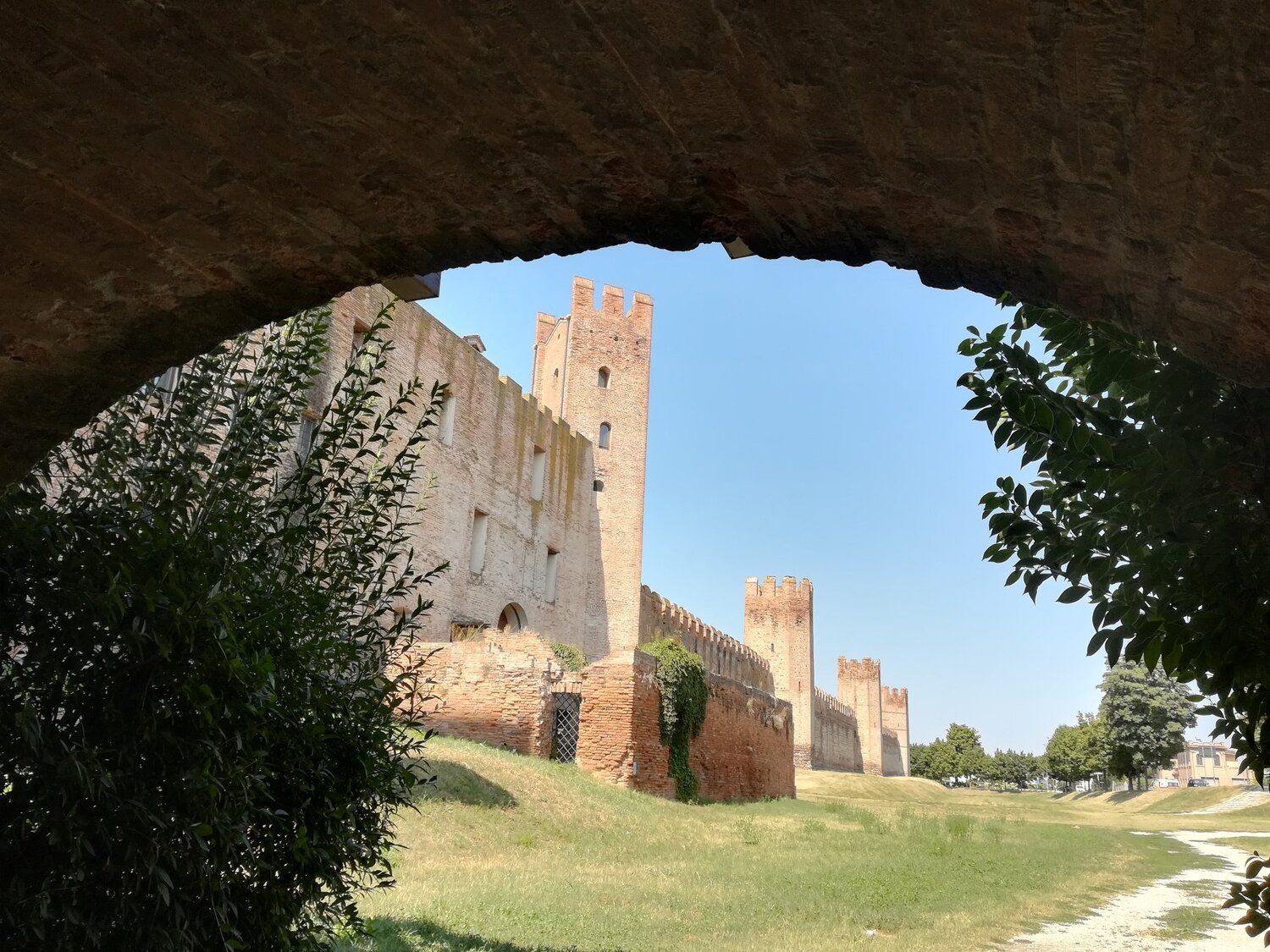 Sotto il ponte di Porta Padova.