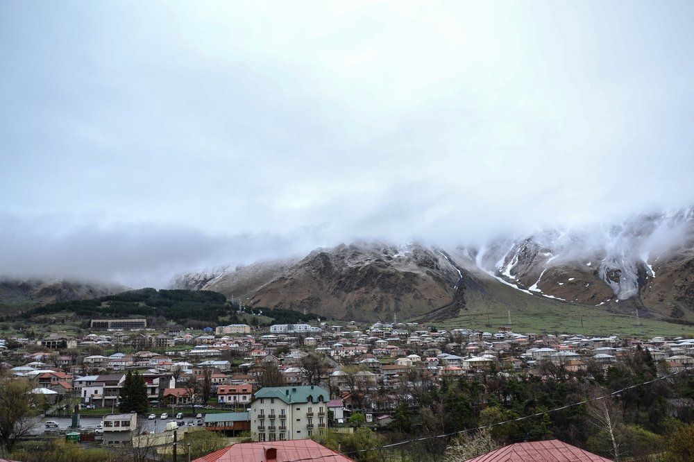 С высоких гор спускается туман