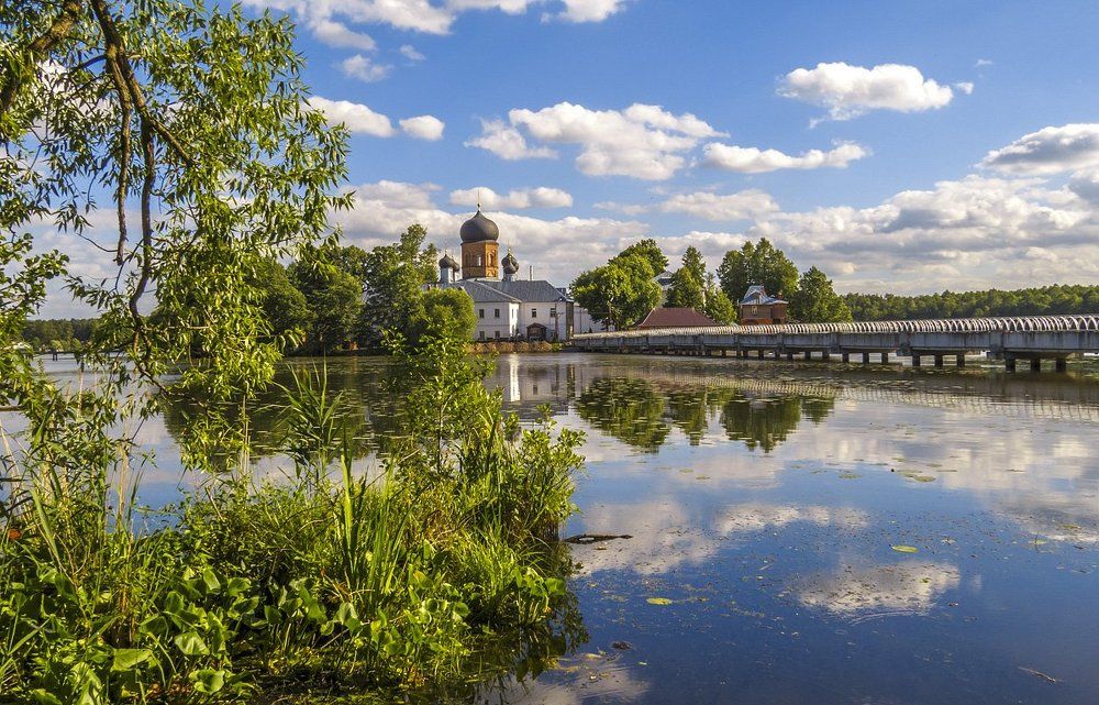 Мост в Свято-Введенскую Островную пустынь