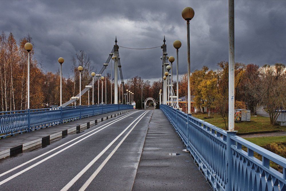 Мост в позднюю осень