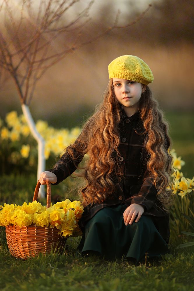 Дарья с корзиной желтых нарциссов.