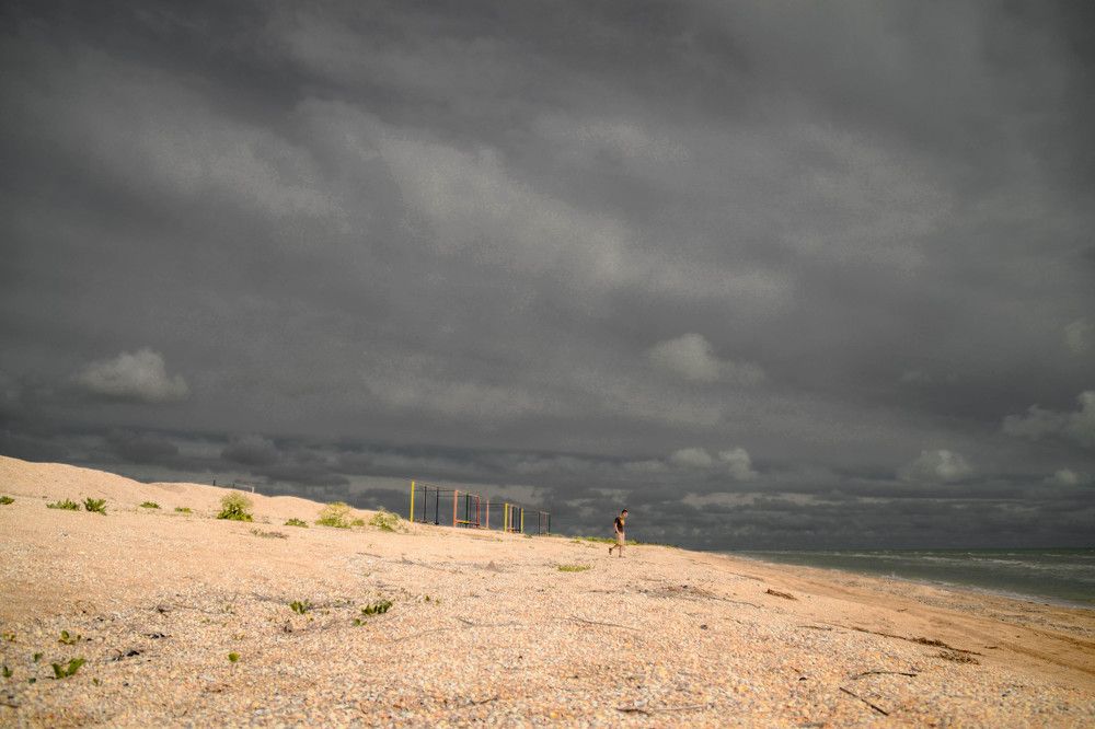 Один средь моря и облаков...