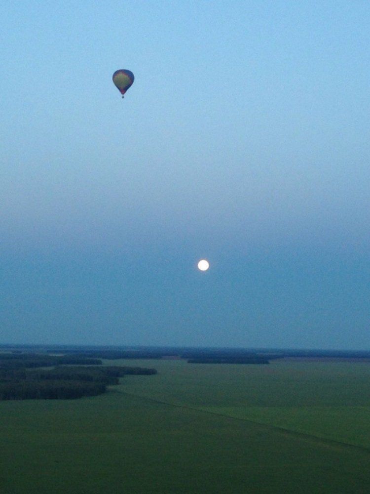 На большом воздушном шаре