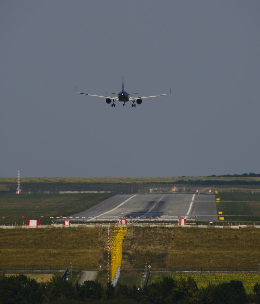 Аэропорт принимает