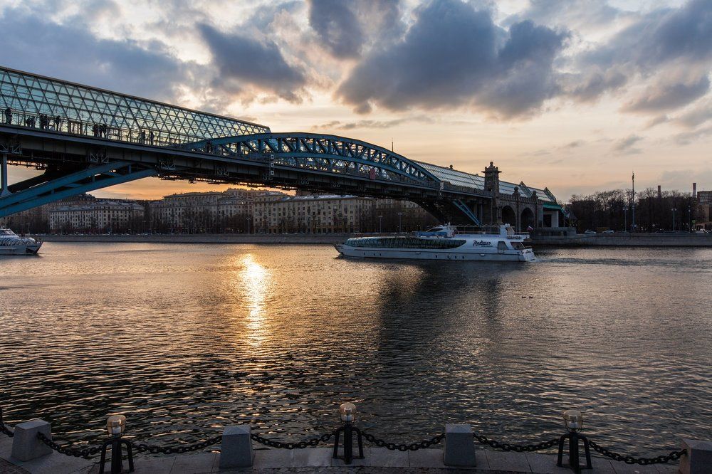 Пушкинский мост на Москва-реке