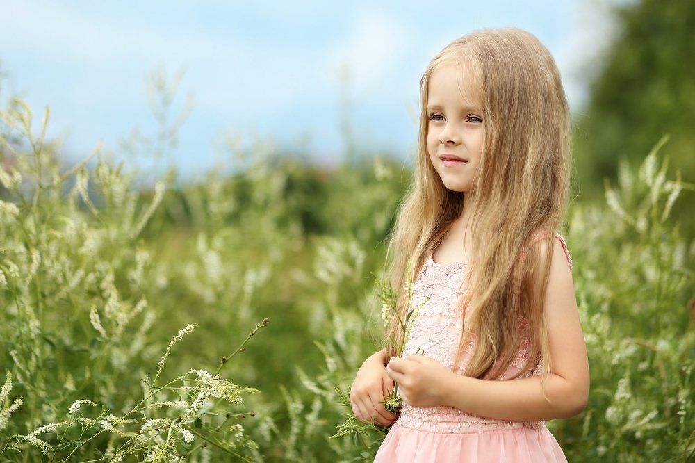 Девочка в поле