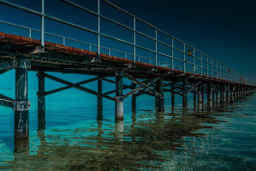 Мостик в море