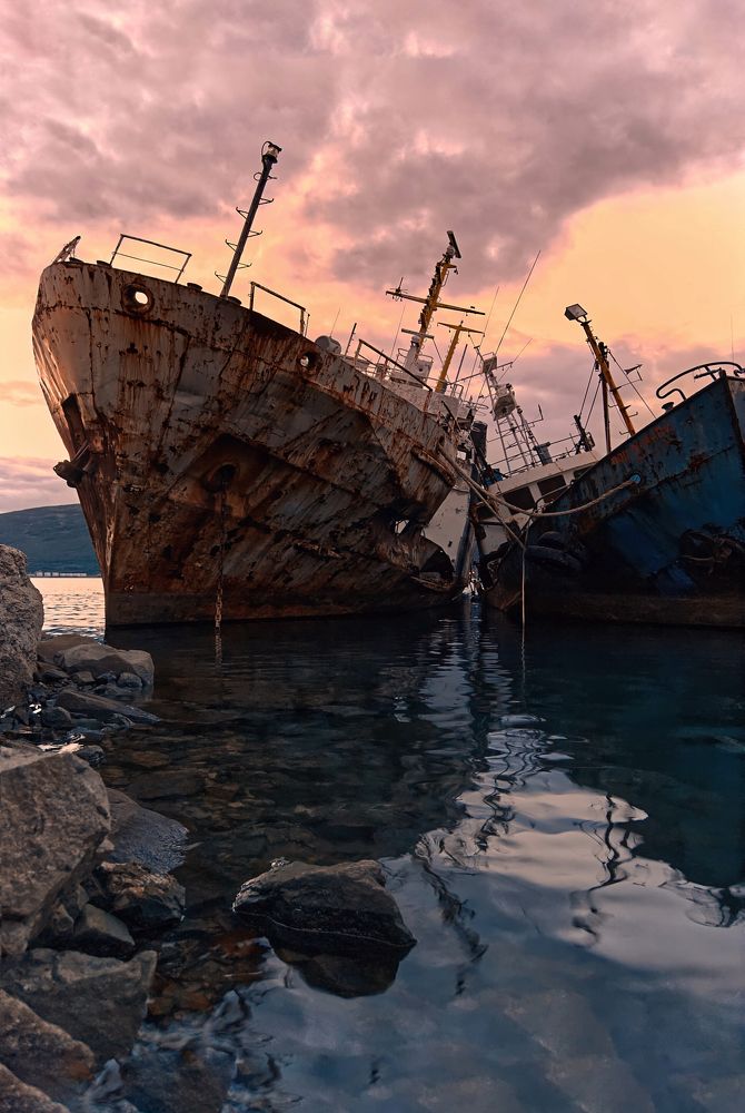 Вечер в порту Магадана.