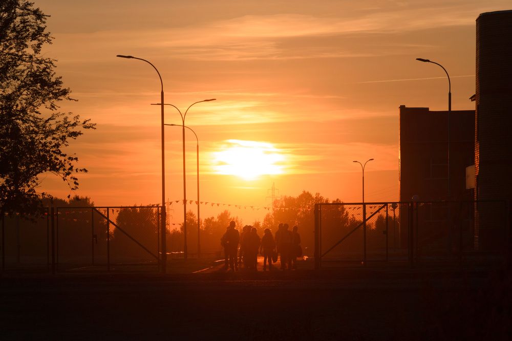 ЗАКАТ.Занятия во вторую смену закончились - школьники идут домой.