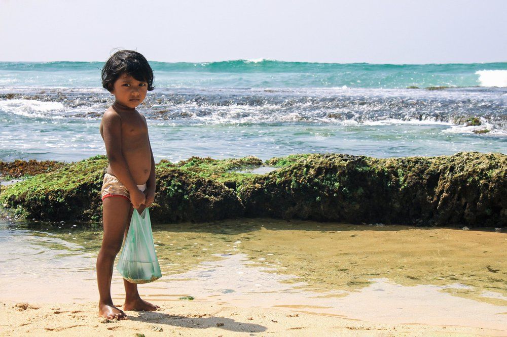 Девочка у моря