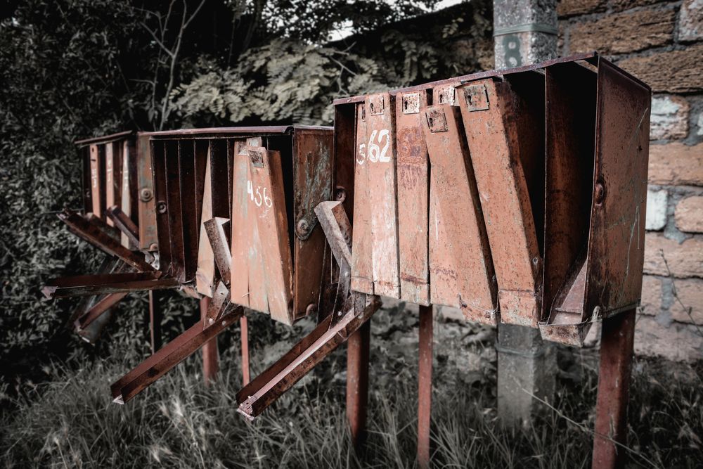 Уже давно не пишем письма от руки, А лишь они наполнены душою...