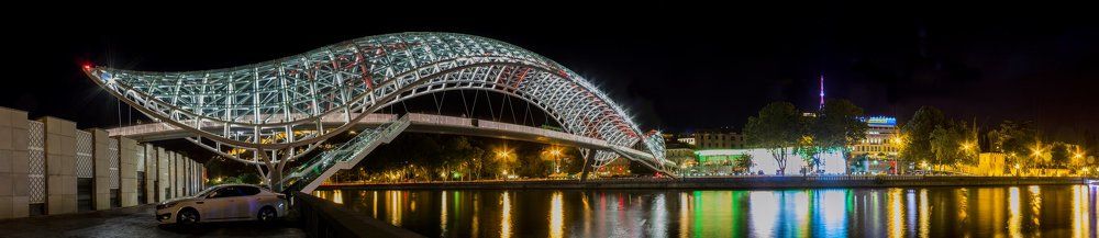 У Моста Мира