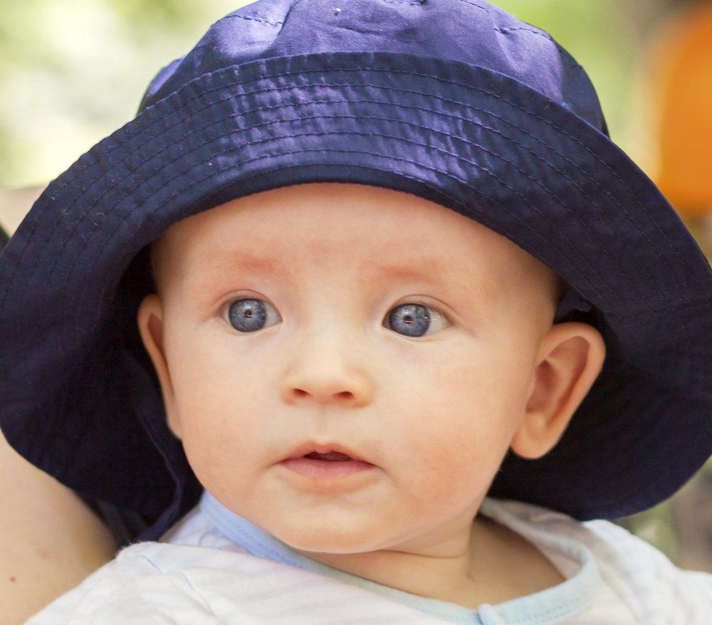 малыш в панаме