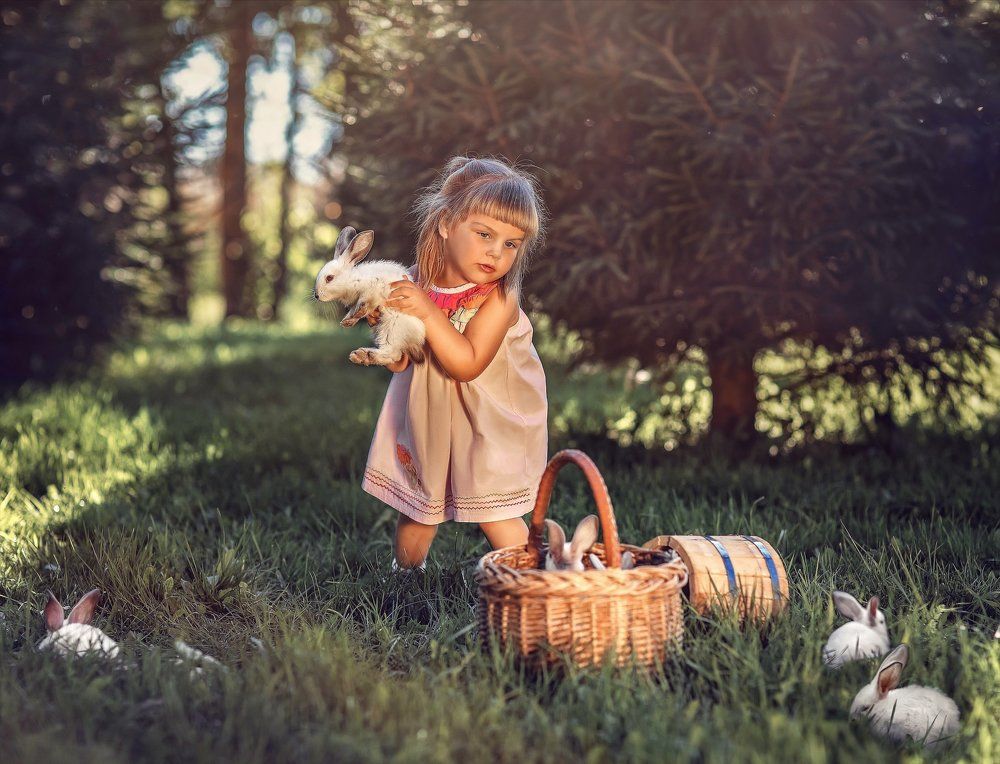 Девочка с кроликами